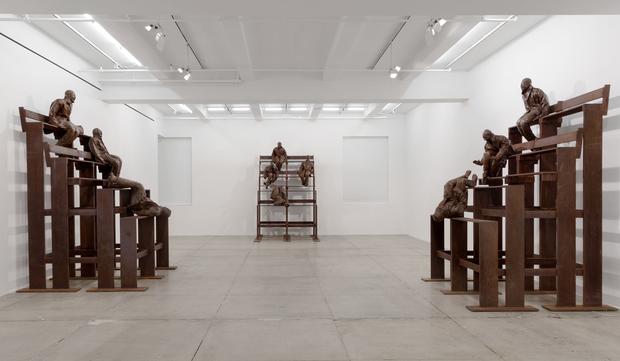 Juan Muñoz,Thirteen Laughing at Each Other, 2001, Marian Goodman Gallery Archive