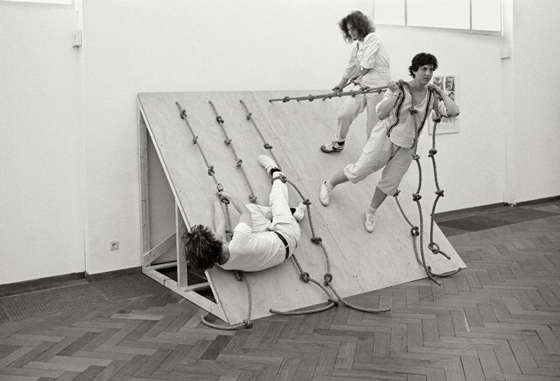 Simone Forti, Slant Board (1961), Performance 1982, Photo: Stedelijk Museum Amsterdam, © Simone Forti