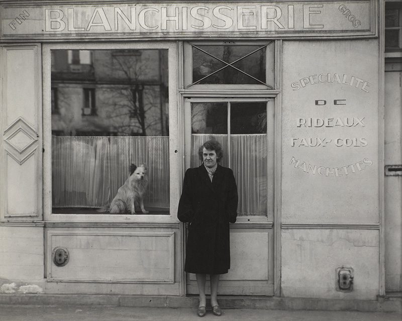Louis Stettner, Blanchisseuse devant sa boutique -Paris/France, 1949 Collection Centre Pompidou Musée national d’art modern-Paris, © Louis Stettner & Centre Pompidou/Dist. RMN-GP, Courtesy Centre George Pompidou