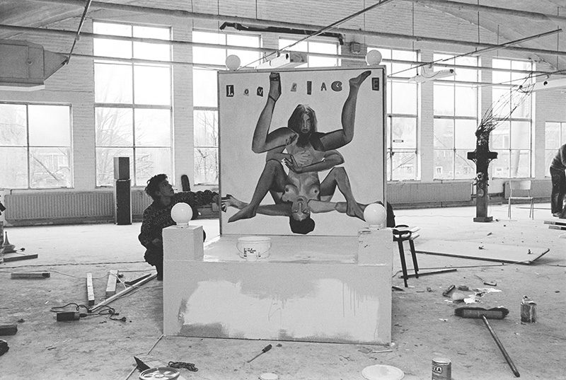 Veld van eer, zand erover, Installation, 1984, De Fabriek, Eindhoven, Photo Peter Cox, Courtesy Van Abbemuseum