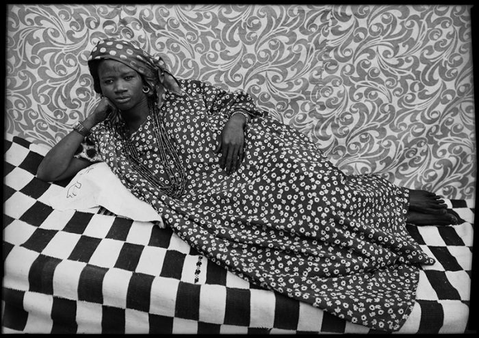 Seydou Keïta, Untitled, (MA.KE.128 BOX-NEG.00854), 1953-57, ©Seydou Keïta/SKPEAC, Courtesy CAAC – The Pigozzi Collection & Galerie Nathalie Obadia Paris/Bruxelles