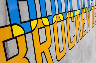 Lawrence Weiner, WHEREWITHAL | WAS ES BRAUCHT (Detail view 3rd floor, Kunsthaus Bregenz), 2016, Photo: Markus Tretter, Courtesy of Lawrence Weiner, © Lawrence Weiner, ARS-New York , Bildrecht-Wien and Kunsthaus Bregenz