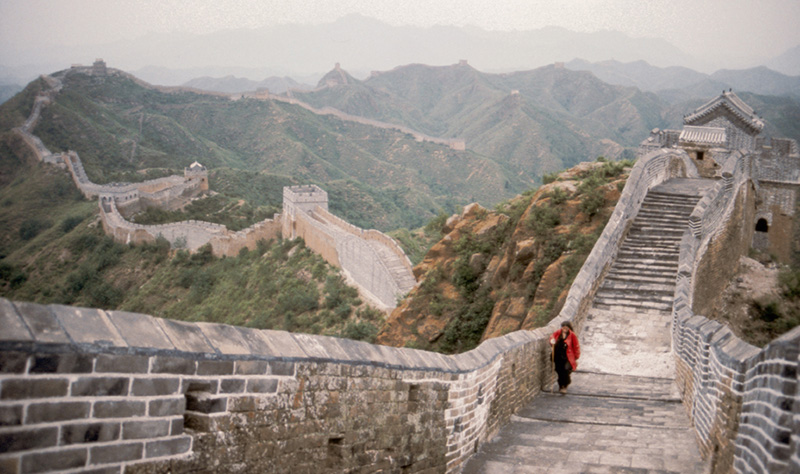 Marina Abramović & Ulay, The Lovers - The Great Wall Walk, March-June 1988, 16mm film (color, silent) transferred to two-channel video, 16:45 min. © 2010 Marina Abramović, Courtesy Marina Abramović and Sean Kelly Gallery/Artists Rights Society (ARS)-New York