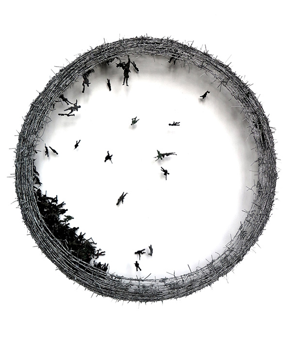 Walid Siti, Wheel of Fortune, 2016, Barbed wire, plastic figurines on MDF, motor, 80x80x13cm, © Courtesy of the artist and Zilberman Gallery-Istanbul/Berlin