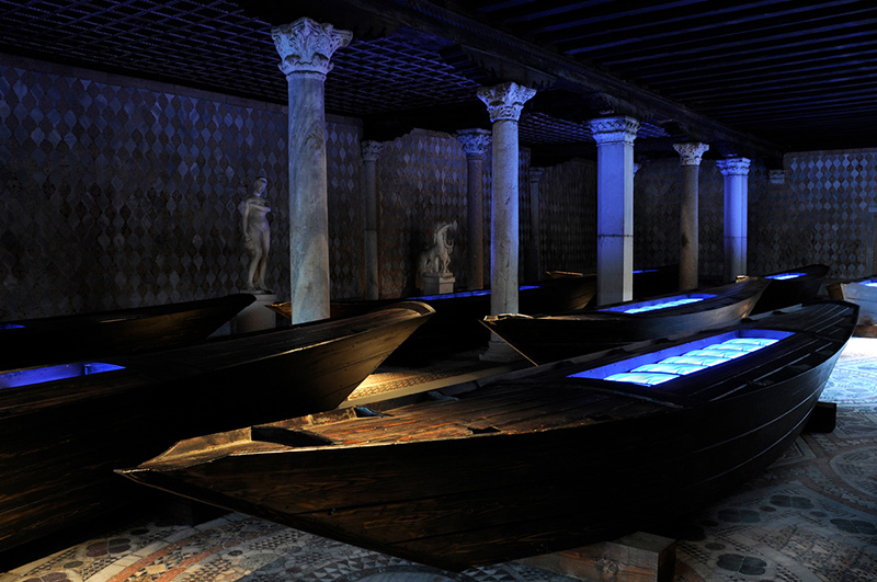 Fabrizio Plessi, Ca’ d’Oro, 2009, Wood sandolo, TV, DVD player, sound., Photo: Claudio Franzini, Courtesy of the artist