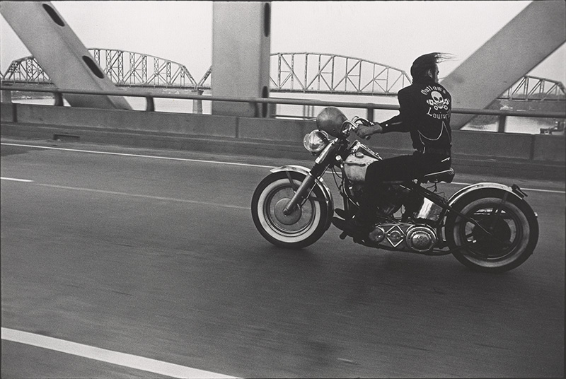 Danny Lyon, Crossing the Ohio River, Louisville, 1966 © Danny Lyon / Magnum Photos, Courtesy Gavin Brown‘s Enterprise, Fotomuseum Winterthur Archive