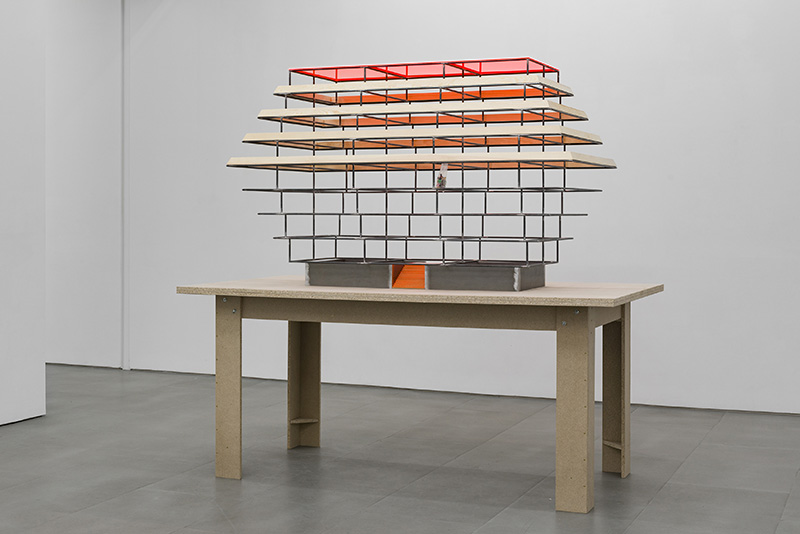 Thomas Schütte, Modell Sarg, 2017, Steel, plexi glass, wood, 240 x 130 x 230 cm, Photo: Trevor Good, Courtesy the artist and carlier|gebauer