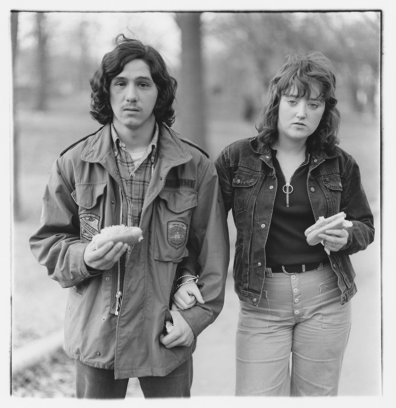 Diane Arbus, A young man and his girlfriend with hot dogs in the park, N.Y.C. 1971, © The Estate of Diane Arbus, Lévy Gorvy Gallery Archive
