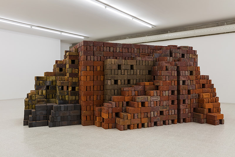 Elisabetta Benassi, Zeitnot, 2017, Five thousand English firebricks, 175 x 500 x 380 cm, © Elisabetta Benassi, Photo: Andrea Rossetti, Courtesy Collezione Maramotti