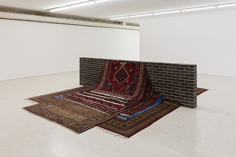 Elisabetta Benassi, Shadow work, 2017, English firebricks, Eastern carpets, 103 x 550 x 435 cm, © Elisabetta Benassi, Photo: Andrea Rossetti, Courtesy Collezione Maramotti