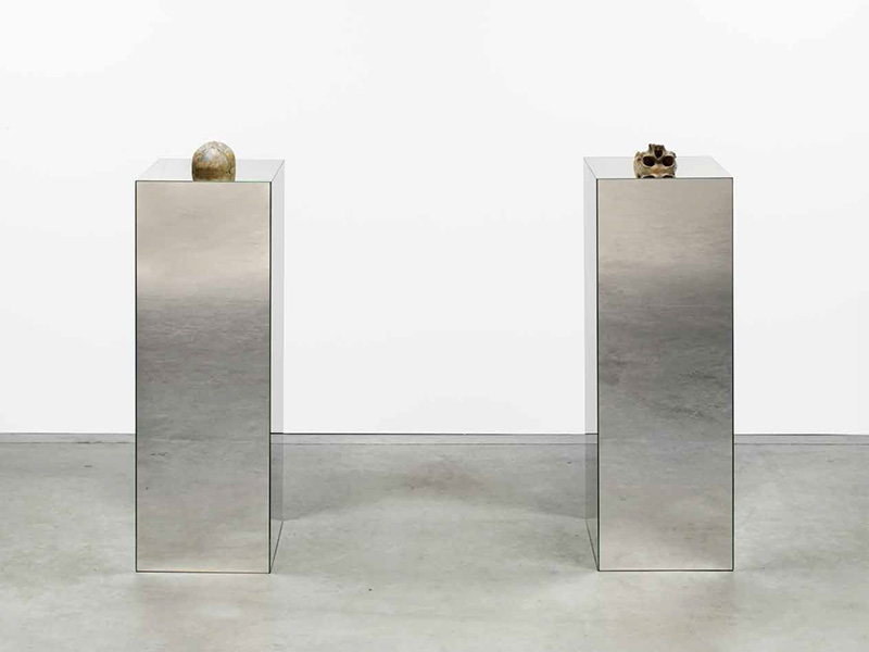 Kris Martin, Narziss & Goldmund, 2016, Skull, mirror plinth, 2 parts, 135 x 40 x 40 cm each, Schloss Tüssling Projects Archive