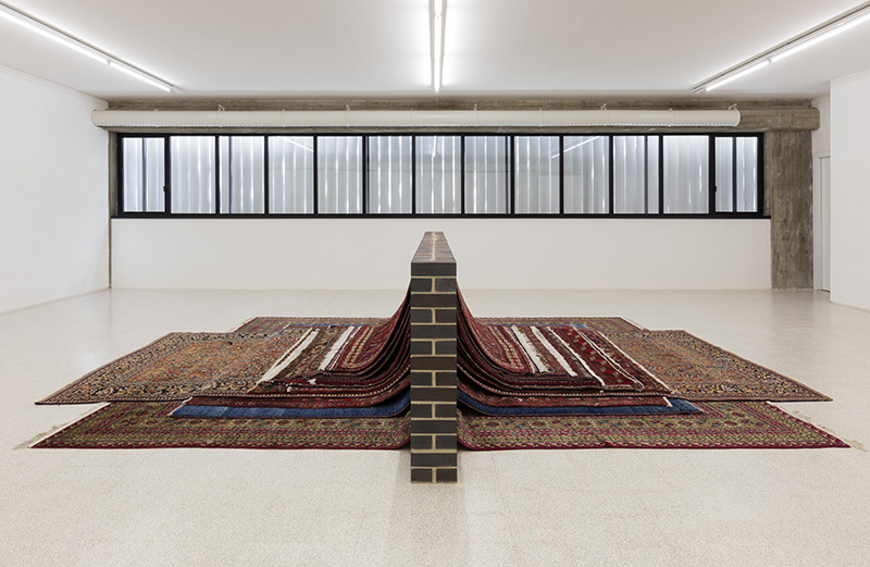 Elisabetta Benassi, Shadow work, 2017, English firebricks, Eastern carpets, 103 x 550 x 435 cm, © Elisabetta Benassi, Photo: Andrea Rossetti, Courtesy Collezione Maramotti