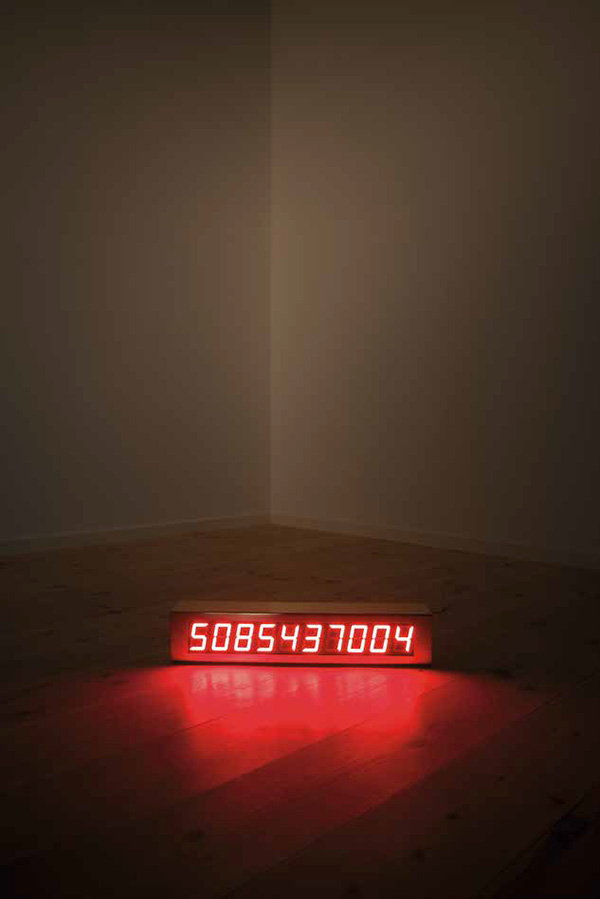 Nasan Tur, The remaining life of Nasan Tur, 2013, Electronic display, 24k gold gildet metal, cabel, 11 x 52 x 9 cm, Schloss Tüssling Projects Archive