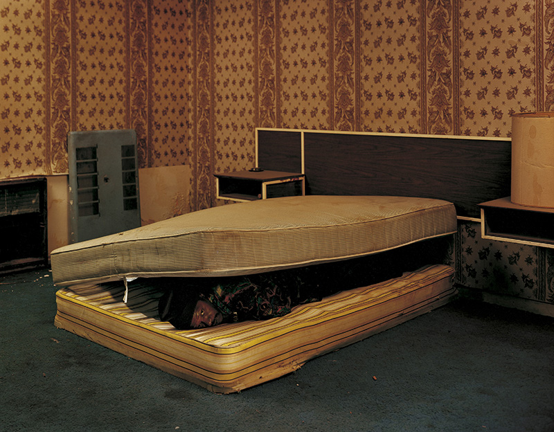 Taryn Simon, Larry Mayes, Scene of arrest, The Royal Inn-Gary-Indiana, Police found Mayes hiding beneath a mattress in this room, Served 18.5 years of an 80-year sentence for Rape, Robbery and Unlawful Deviate Conduct, The Innocents, 2002, Framed archival inkjet print and Letraset on wall, 122.6 x 158.1 cm, © Taryn Simon, Courtesy Gagosian Gallery, Guild Hall Archive