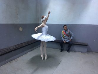 Halil Altindere, Ballerinas and Police, 2017, HD Video, Farbe, Ton, Courtesy of the artist and Pilot Gallery-Istanbul, Zeppelin Museum Friedrichshafen Archive