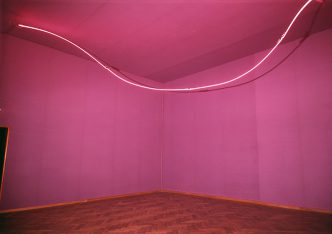 Lucio Fontana, Ambiente spaziale con neon, 1967, Reddish-purple neon tube, Photo: Stedelijk Museum, Amsterdam, © Fondazione Lucio Fontana-Milan