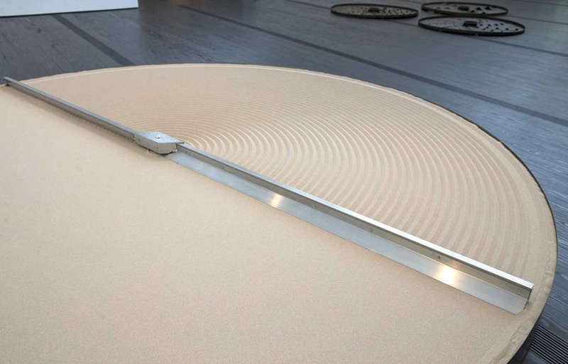 Mona Hatoum, + and –, 1994 – 2004, Steel, aluminum, sand, and electric monitor, 27 x 400 cm, Collection Albright-Knox Art Gallery, General Purchase Funds, 2007, ©Mona Hatoum