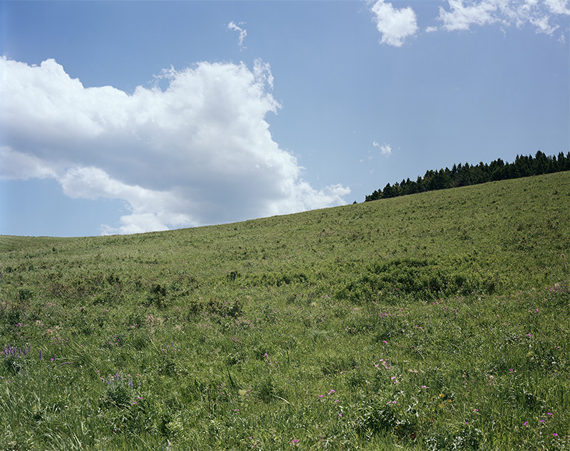 Stephen Shore. Gallatin County, Montana, August 2, 1983. 1983. Chromogenic color print, printed 2017, 91.4 × 114.3 cm. Courtesy the artist. © 2017 Stephen Shore