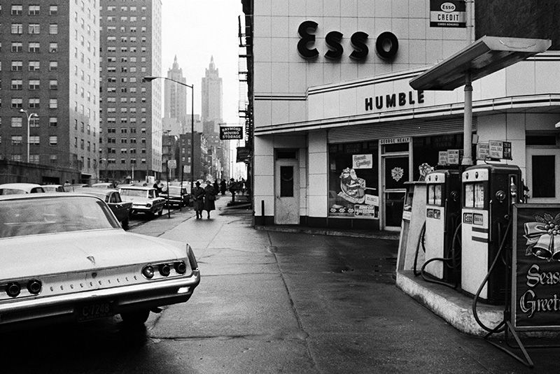 Stephen Shore. New York, New York. 1964. Gelatin silver print, 23.2 × 34.3 cm. Courtesy the artist. © 2017 Stephen Shore