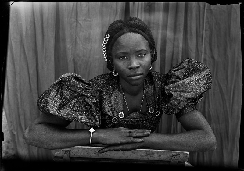 Seydou Keïta, Sans titre, 1952-1955, Courtesy: CAAC – The Pigozzi Collection & Galerie Nathalie Obadia Paris/Bruxelles, Seydou Keïta/SKPEAC