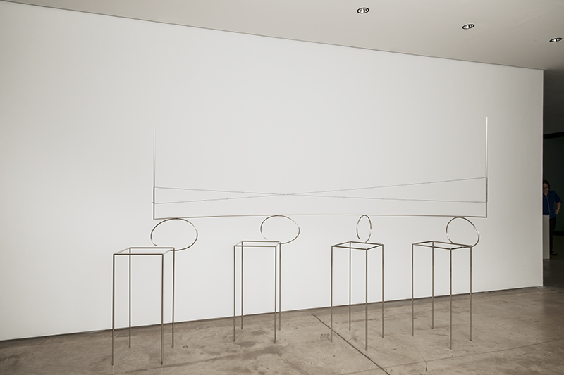 Waltercio Caldas, Brancusi, 2014, Stainless steel and strand of cotton, 208 x 328 x 108 cm, Photo: Rômulo Fialdini, Courtesy Galerie Xippas and Galeria Raquel Arnaud