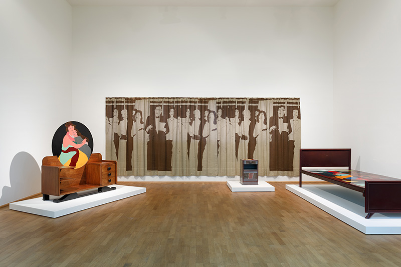 Exhibition view A Tale Of Two Worlds. Left: Beatriz González: Toilette Madame Vigée Le Brun et sa fille, 1973, Private Collection Mitte: Decoración de interiores, 1981, Collection of the artist. Right: Gardel, 1972, Private collection, All Courtesy of Beatriz González, Photo: Axel Schneider, Museum für Moderne Kunst Frankfurt am Main Archive