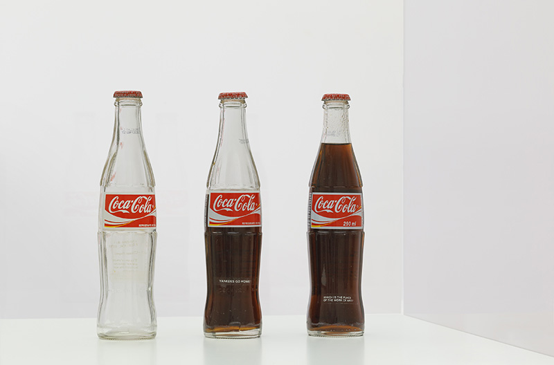 Cildo Meireles, Inserções em circuitos ideológicos: 1-Projeto Coca-Cola, 1970, © The artist, Daros Latinamerica Collection-Zürich, Photo: Axel Schneider, Museum für Moderne Kunst Frankfurt am Main Archive