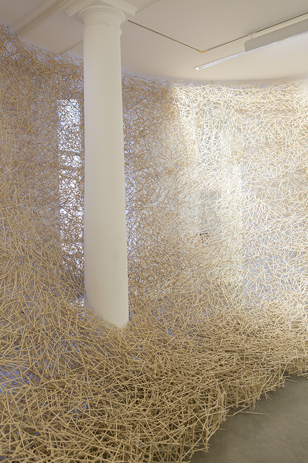 Tadashi Kawamata, View of the exhibition “Nest”, kamel mennour-Paris, 2017, Photo: Archives kamel mennour, © Tadashi Kawamata, Courtesy the artist and kamel mennour Paris/London