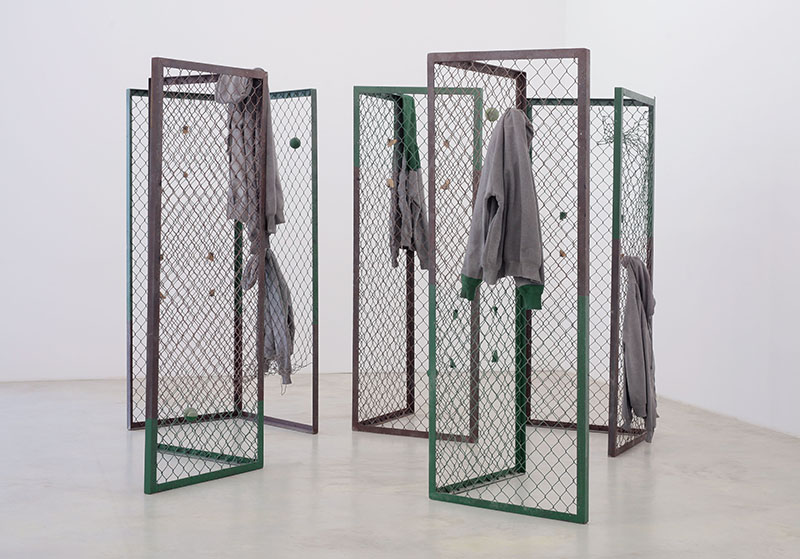 Sofia Hulten, History in Imaginary Time, Five sections of chail-Link fencing, five jumpers, five tennis balls, twenty cardboard corners with cable tie, Dimensions Variable, Each 200 x 80 x 80 m, Courtesy Daniel Marzona-Berlin, Galerie Nordenhake-Stokholm, © 2018 Sofia Hulten, ProLitteris-Zurich, Photo: Sofia Hulten
