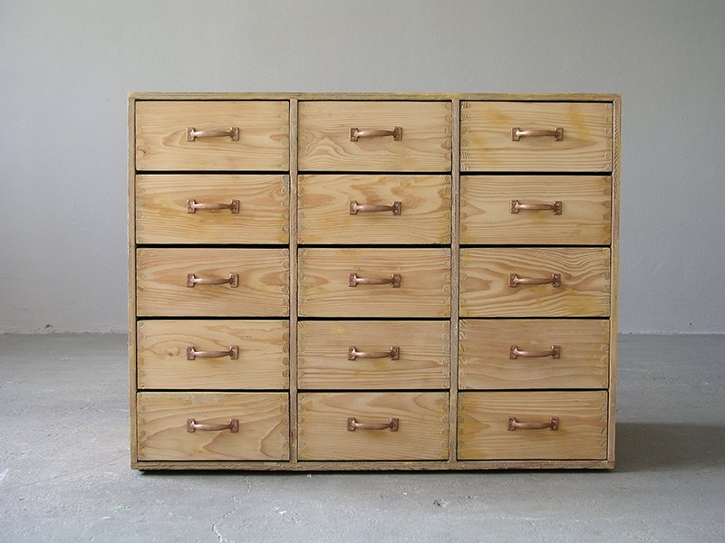 Sofia Hulten, Mutual Annihilation, 2008, Four-channel video, 85’ 22’, chest of drawers 95 x 73 x50 cm, Berlinische Galerie – Landesmuseum fur Modern Kunst-Fotografie und Architektur, © 2018 Sofia Hulten, ProLitteris-Zurich, Photo: Sofia Hulten