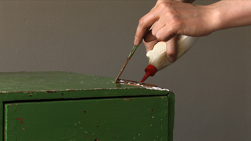 Sofia Hulten, Mutual Annihilation, 2008, Four-channel video, 85’ 22’, chest of drawers 95 x 73 x50 cm, Berlinische Galerie – Landesmuseum fur Modern Kunst-Fotografie und Architektur, © 2018 Sofia Hulten, ProLitteris-Zurich, Photo: Sofia Hulten
