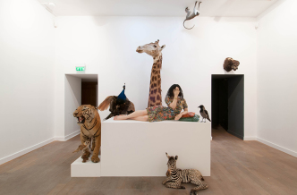 Serena Carone, Deuil pour deuil, 2017. Glazed earthenware, The sculpture is accompanied by a text by Sophie Calle entitled "My dead" and surrounded by taxidermied animals from her Private Collection© Musée de la Chasse et de la Nature, Serena Carone / ADAGP, Photo: Béatrice Hatala