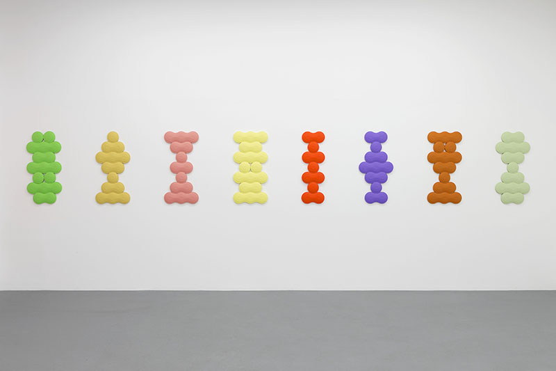 Josh Sperling, View of the exhibition “Chasing Rainbow”, Perrotin-Paris, 10/1-24/2/018, © Claire Dorn / Courtesy Perrotin