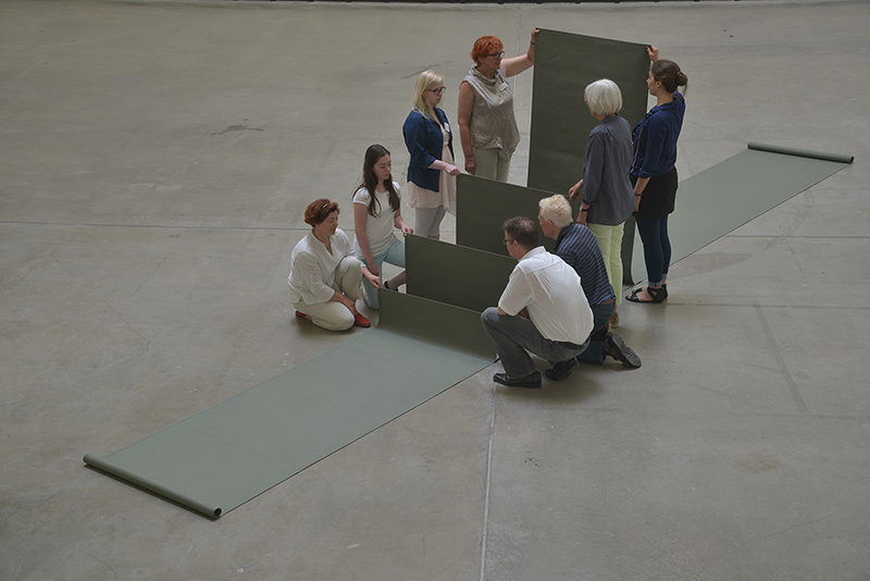 Franz Erhard Walther, Handlungsbahn #26, 1996–2003, Dyed cotton, Photo: Helmut Claus, Courtesy the artist and Galerie Jocelyn Wolff