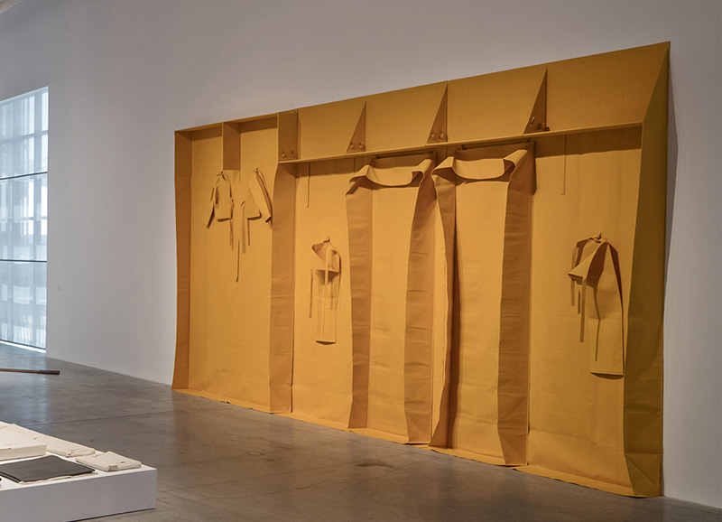 Franz Erhard Walther, Gelbe Modellierung, 1985. Cotton cloth, Wood, Franz Erhard Walther: « Call to Action ». Installation view: The Power Plant, Toronto, 2016, Photo: Toni HafkenscheiFranz Erhard Walther, Gelbe Modellierung, 1985. Cotton cloth, Wood, Franz Erhard Walther: « Call to Action ». Installation view: The Power Plant, Toronto, 2016, Photo: Toni Hafkenschei