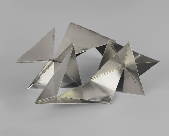 Lygia Clark, Radar - Pq, 1960/1984, Aluminium, 12,7 x 45,7 x 33 cm, Colección Patricia Phelps de Cisneros, © Lygia Clark
