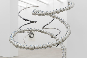Jean-Michel Othoniel, View of the exhibtion “Dark Matters” at Perrotin-New York (3/3-15/4/18), Photo : Guillaume Ziccarelli, Courtesy Perrotin