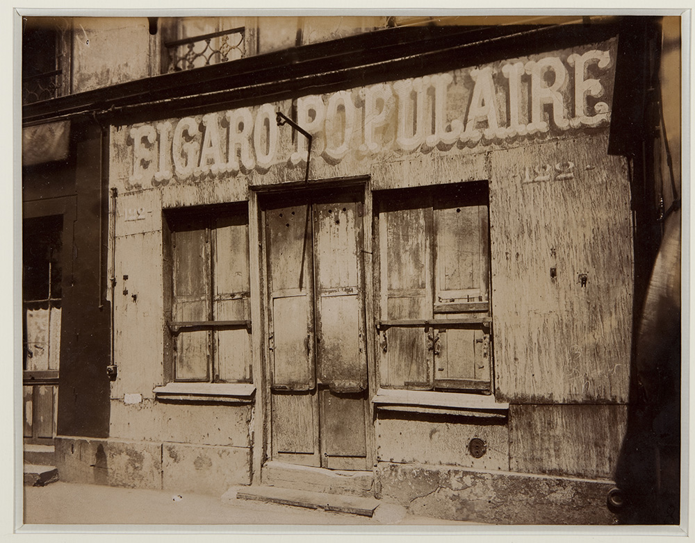 Eugène Atget, Coiffeur à la Villette (Figaro populaire), ca 1900, Silver print, 17.8 x 23 cm