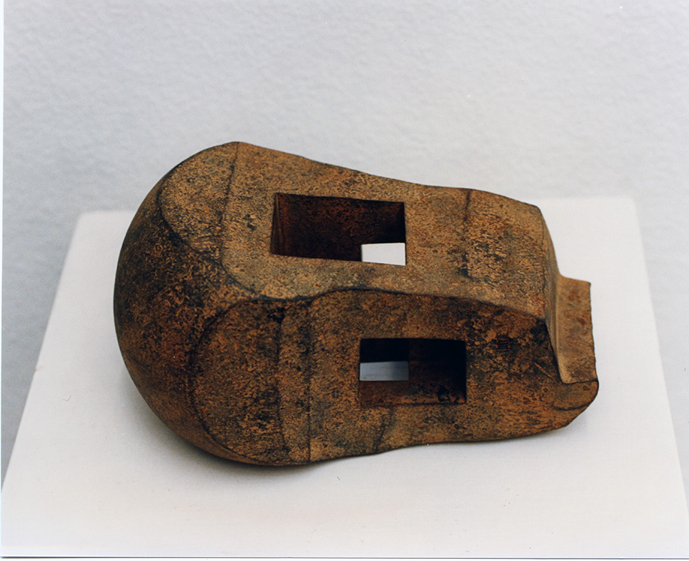 Eduardo Chillida, Saludo a Brancusi – Homenaje a Brancusi (Salute to Brancusi – Homage to Brancusi), 1993, Steel, 11.5 x 22.5 x 14 cm, © Estate of Eduardo Chillida, Courtesy of the estate and Hauser & Wirth