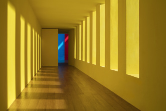 James Casebere, Yellow Passage, 2017, Pigment print on dibond, 119,4 x 175,7 x 5,7 cm, Edition de 5 + 2 AP (4/5), ©James Casebere, Courtesy of the artist and Galerie Templon Paris/Brussels