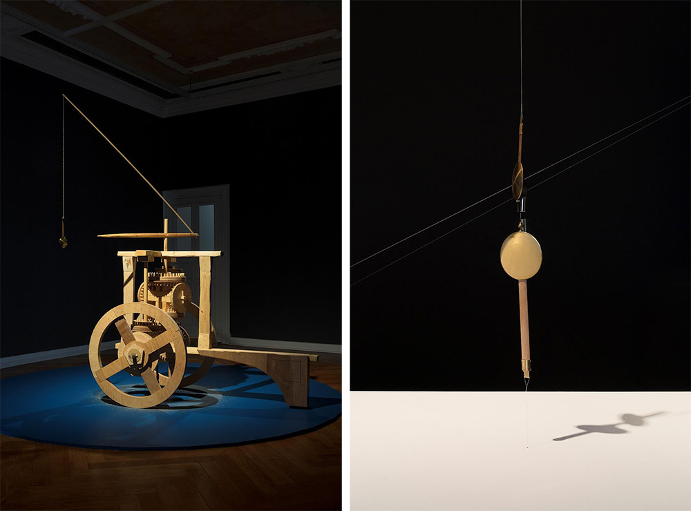 Left: Pedro Gómez-Egaña, The Chariot of Greenwich, 2013, Wood, pendulum, electronic battery, rope, carabiners, 220 x 85 x 244 cm, Edition 1/2 + 1 AP, © Pedro Gómez-Egaña, Courtesy the artist and Zilberman Gallery-Istanbul/Berlin. Right: Pedro Gómez-Egaña, The Common Ancestor (Detail), 2018, Installation, © Pedro Gómez-Egaña, Courtesy the artist and Zilberman Gallery-Istanbul/Berlin, © Pedro Gómez-Egaña, Courtesy the artist and Zilberman Gallery-Istanbul/Berlin