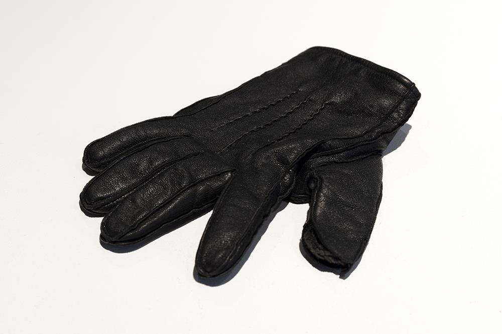 Pedro Gómez-Egaña, First Geometries, 2018, Leather glove, DC motors, microcontroller, sensors, electronic chip-board, white box, Variation 1 of 7 + 2 AP, Box: 40 x 30 x 12 cm, Glove: Variable, © Pedro Gómez-Egaña, Courtesy the artist and Zilberman Gallery-Istanbul/Berlin