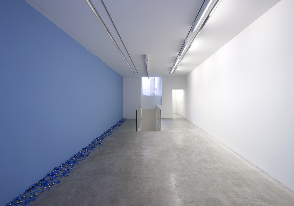 Claude Lévêque, Paradiso (Detail), 2018, Standard blue light bulbs (15 W – E27), Variable dimensions, © ADAGP Claude Lévêque, Photo : archives kamel mennour, Courtesy the artist and kamel mennour-Paris/London