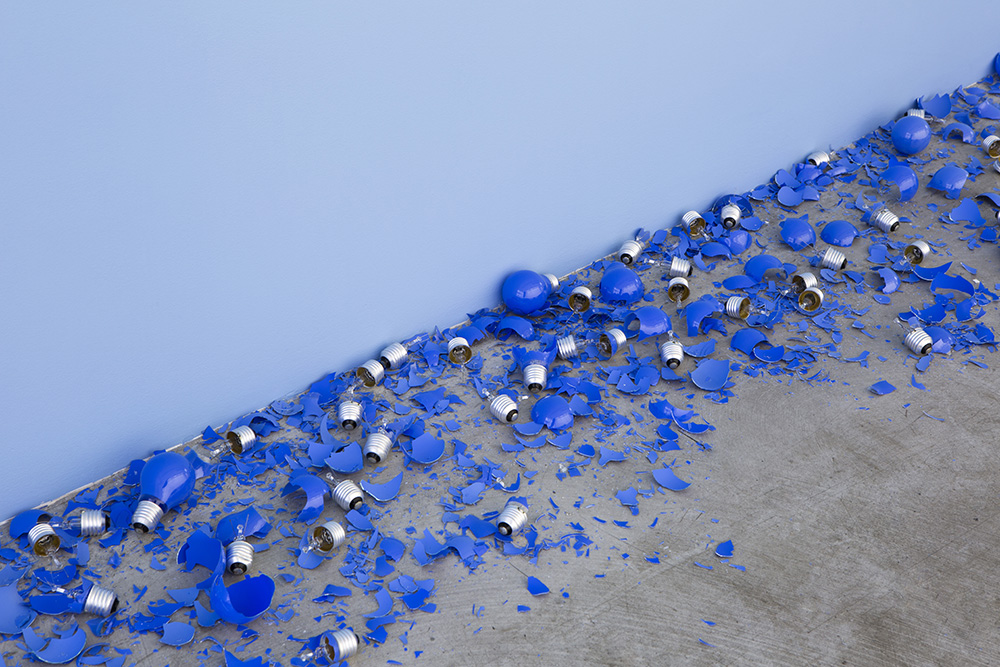 Claude Lévêque, Paradiso (Detail), 2018, Standard blue light bulbs (15 W – E27), Variable dimensions, © ADAGP Claude Lévêque, Photo : archives kamel mennour, Courtesy the artist and kamel mennour-Paris/London
