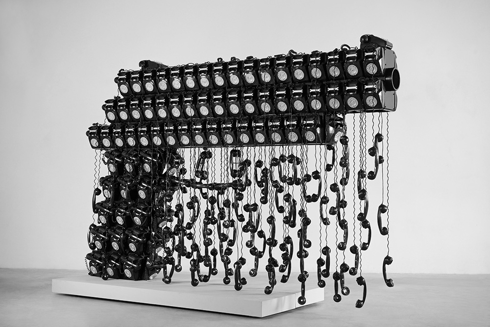 Joana Vasconcelos, Call Center, 2014-2016, Analogue telephones, metallized and thermo-lacquered mild steel, sound system, oscillators driven by microcontroller, Music: Call Center: Electroacustic Symphony for 168 Telephones, composed by Jonas Runa, 20', 210 x 80 x 299 cm, Tia Collection, © Joana Vasconcelos, VEGAP-Bilbao, 2018