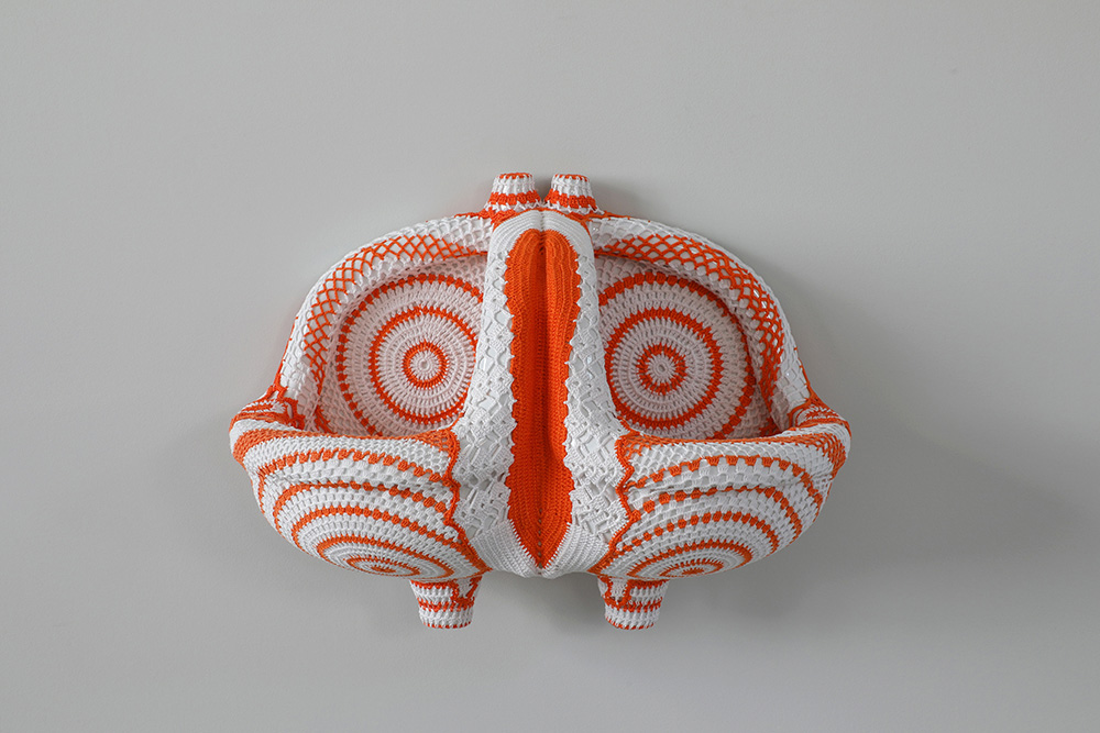 Joana Vasconcelos, Ni Te Tengo, Ni Te Olvido, 2017, Ceramic urinals, handmade cotton crochet, 40 x 58 x 30 cm, Collection of the artist, © Unidade Infinita Projectos, © Joana Vasconcelos, VEGAP-Bilbao, 2018