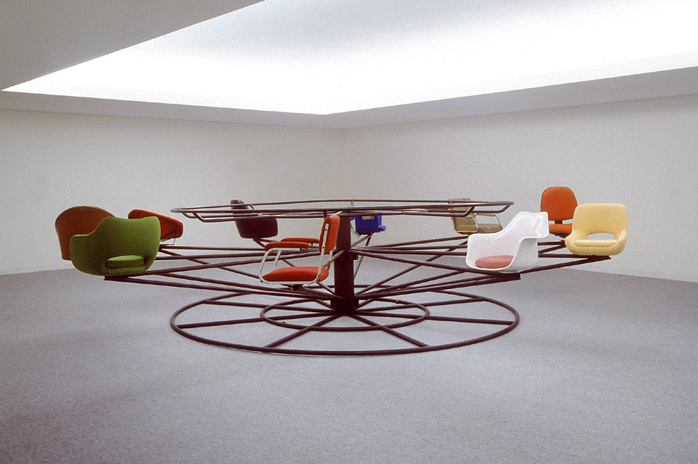 Joana Vasconcelos, Meeting Point (Ponto de Encontro), 2000, Chrome-plated metal, wood and upholstery chairs, metallized and thermo-lacquered iron, 120 x Ø 550 cm, Coleção da Caixa Geral de Depósitos-Lisbon, Photo: Rita Burmester, © Joana Vasconcelos, VEGAP-Bilbao, 2018