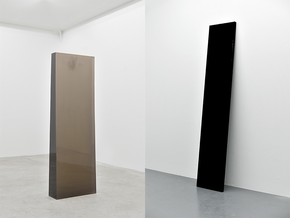 Left: DeWain Valentine, Column Gray with Cloud, 1969-1970, Polyester resin, 237,1 x 80 x 27,9 cm. © DeWain Valentine Photo: Rebecca Fanuele, Courtesy Fundación Almine Y Bernard Ruiz-Picasso Para El Arte. Right: John McCracken, Black Plank, 1972, Resin, fiberglass and plywood, 242 x 46 x 4 cm, Photo: Rebecca Fanuele, Courtesy Fundación Almine Y Bernard Ruiz-Picasso Para El Arte