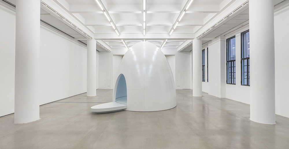 Lin Tianmiao, Reaction, 2018, Arc panel structure, vibrating floor, dripping device, liquid circulation system, pulse machine, sound speakers, central control system, 344 × 344 × 339 cm, Installation view at Rockbund Art Museum-Shanghai, © Lin Tianmiao, Courtesy Rockbund Art Museum-Shanghai