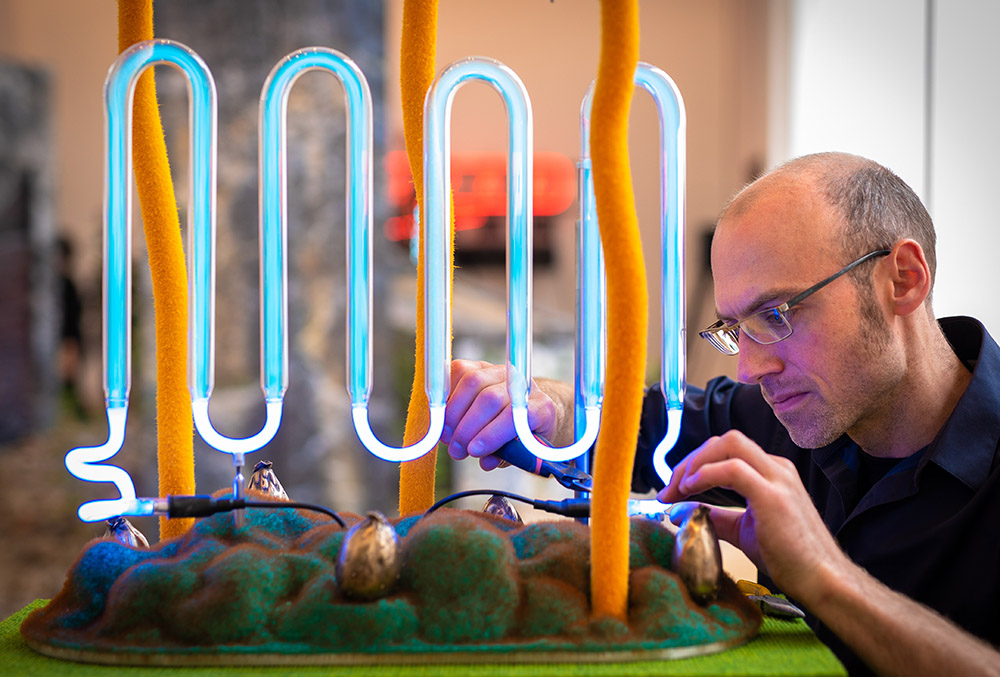 Jonathan Trayte make some final adjustments to his piece entitled “Bau Bau Bar”, 2018, Photo John Nguyen/PA Wire, Courtesy Whitechapel Gallery